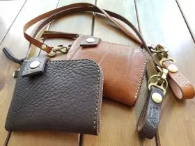 HERZ Lionウォレット キャメル ワイルドなタンドー革の財布作りに密着！｜革鞄・革小物のHERZ