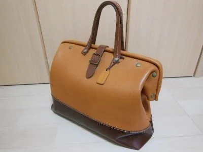 HERZ 口枠ボストンバック V-8をベースにした限定品【価格変更します2回目】 昔の映画に出てきそうなクラシックな総革口枠ボストンバッグ