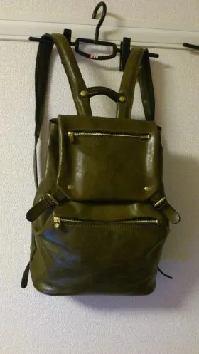 作り手の名前からとった星のリュックはカジュアルなレザー