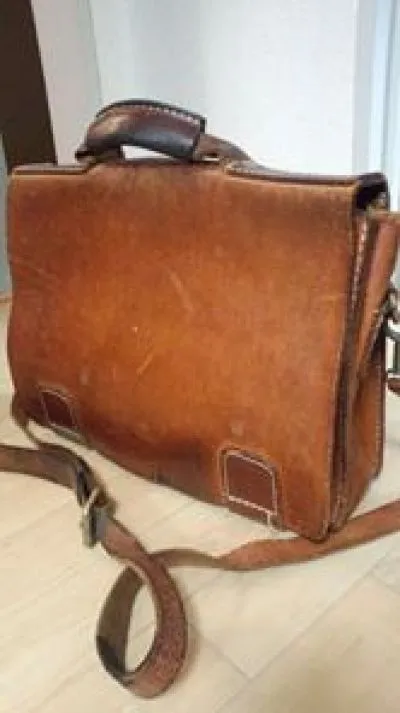 HERZを代表するハードレザーの総かぶせ2wayビジネスバッグ / 革