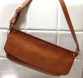 旅で使う鞄として考案したイタリアンレザーのボディバッグ / 革