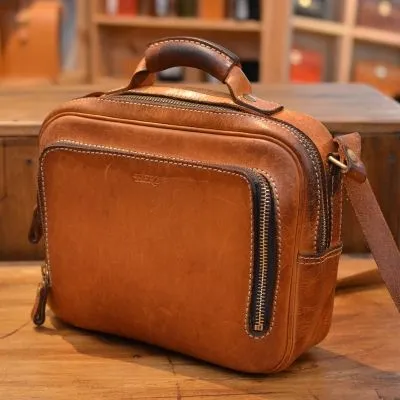 一つ持っておくと便利なミニサイズの2wayショルダーバッグ / 革