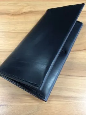 カードとお札収納に特化したミネルバリスシオ革の長財布 / 革鞄のHERZ