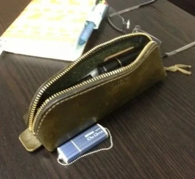 ペンも沢山仕舞えて形も可愛い一番人気の三角型革ペンケース