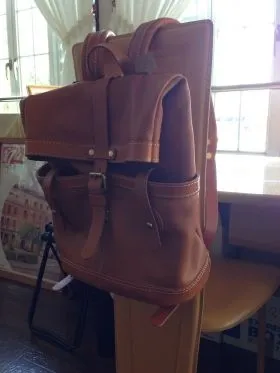 ヘルツ HERZ ダブルポケットのおじぎリュック ユニークデザインが目を惹くダブルポケットのおじぎリュック