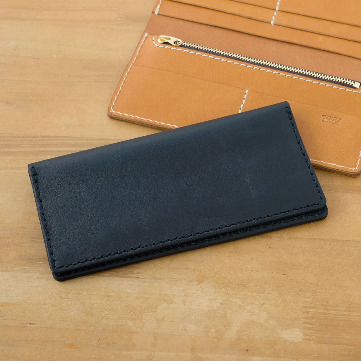 スーツの内ポケットにも入るフラットでスリムな長財布 / 革鞄のHERZ