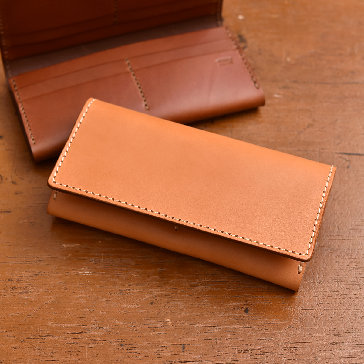 お札とカード入れ専用のフラップロングウォレット / 革鞄のHERZ(ヘルツ