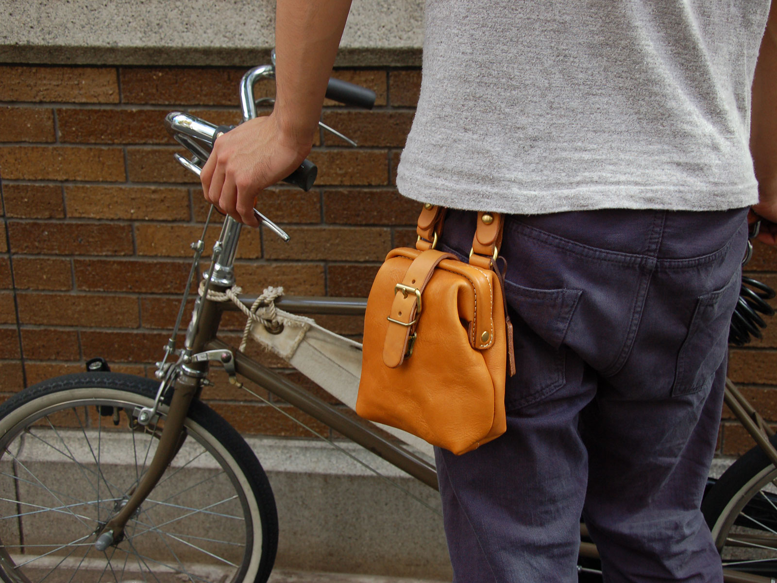 ハードレザーで仕上げたポケット付きのベルトポーチ / 革鞄の