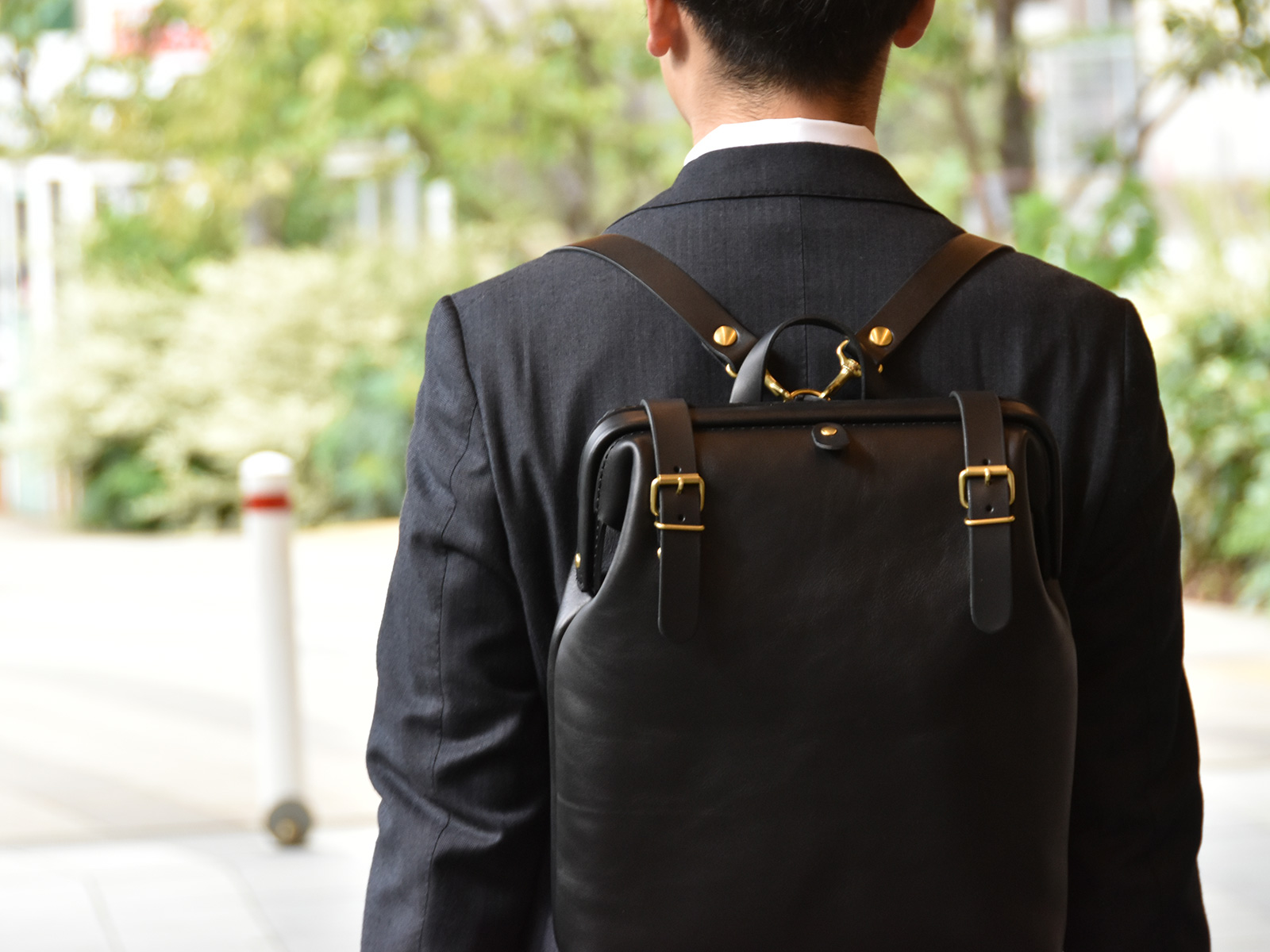 あおりポケットと一枚革仕上げで作った二本手ビジネスバッグ