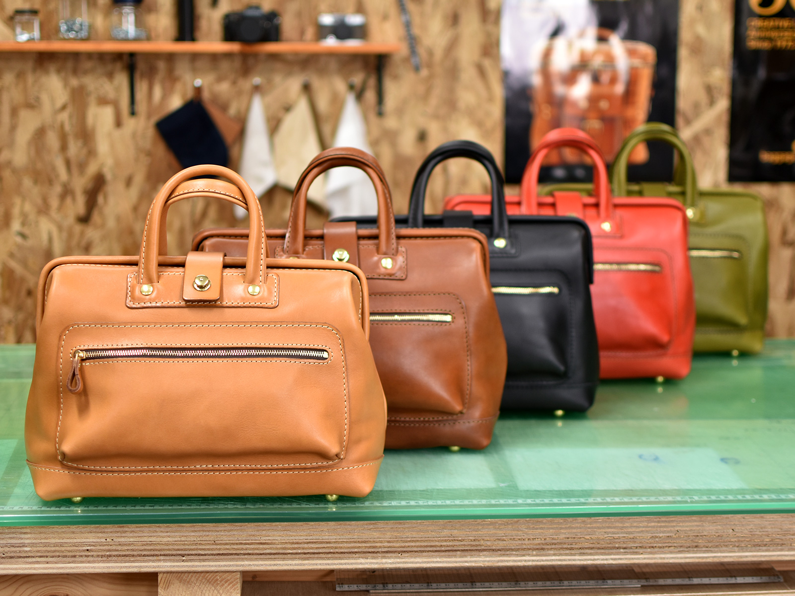 ヘルツ　ふんわり口枠ボストンバッグ　肩がけ可能ショルダー付き ふんわり口枠ボストンバッグ(V-39)の収納を調べてみました！｜革