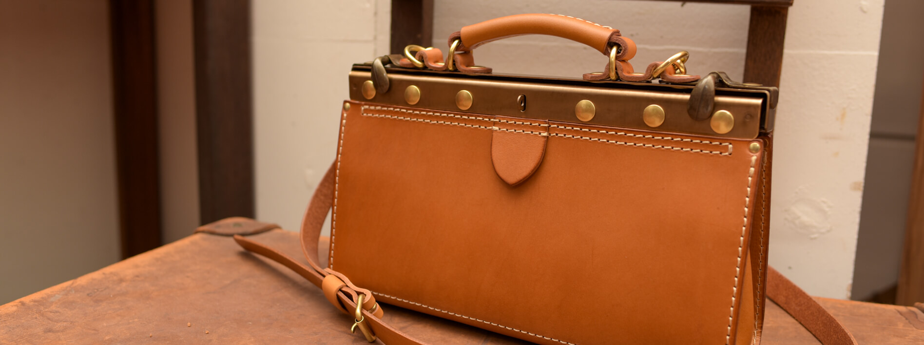 HERZ ブリーフケース ブラウン レザー 開閉しやすい錠前式でスマートな本革2wayブリーフケース「革鞄の