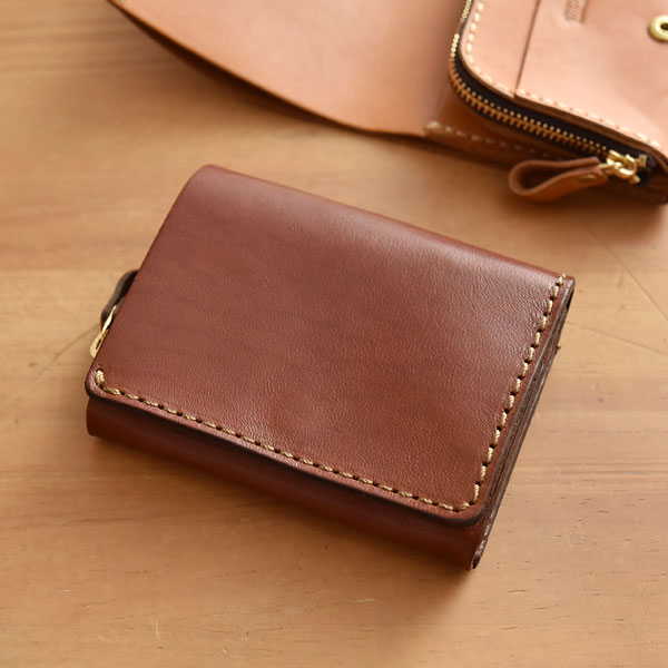 ソフトレザーを使用したコンパクトで使いやすい二つ折り財布 / 革鞄の