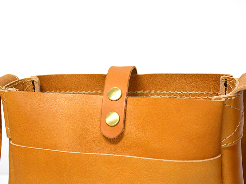 ソフトショルダーバッグ・縦型　留めベルト