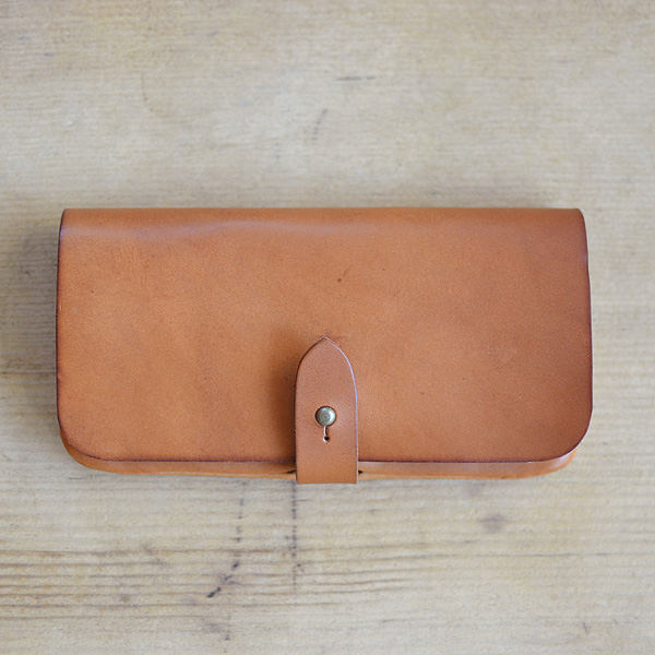 カジュアルな雰囲気のギボシ留め長財布 / 革鞄のHERZ(ヘルツ)公式通販