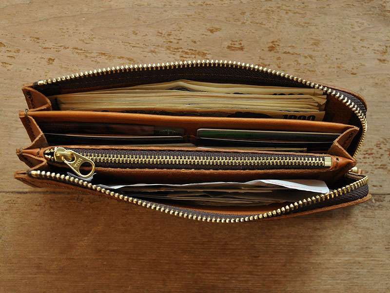 ミネルバリスシオ革の風合いを楽しむラウンドファスナー長財布 / 革鞄