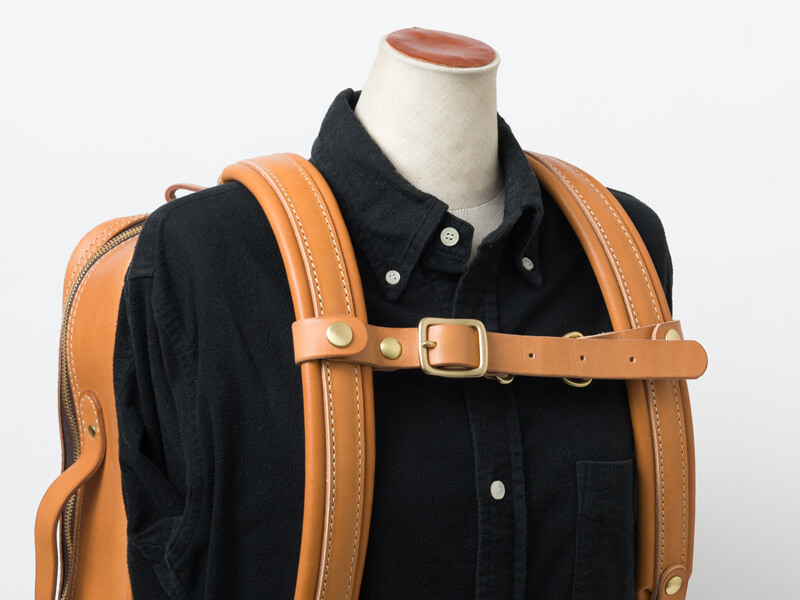 ヘルツのクッション付きリュックストラップに対応した本革のチェスト