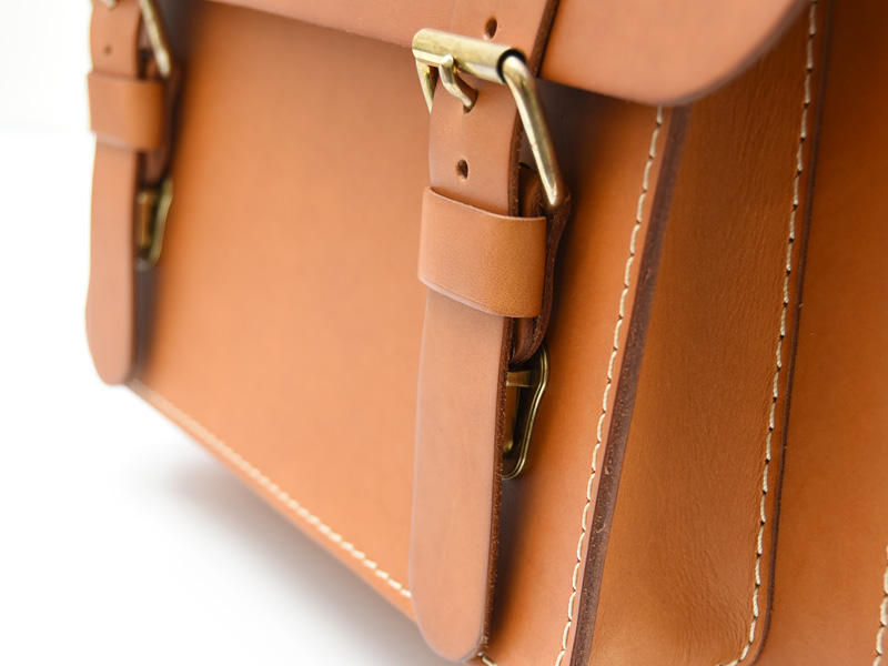 厚革で豪快に仕上げた二本ベルト2wayショルダーバッグ / 革鞄のHERZ