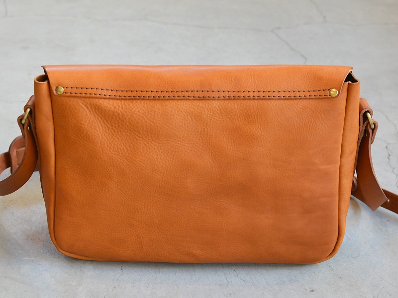 トラッドなフィッシングバッグをイタリア革で上品に仕上げました / 革
