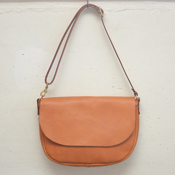 イタリア革の質感を楽しめる丸いかぶせのショルダーバッグ / 革鞄の