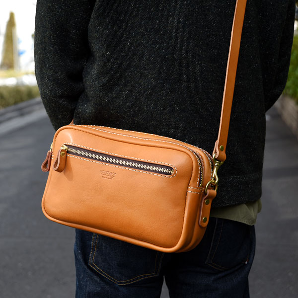 二部屋構造で使い勝手抜群のファスナーショルダーバッグ / 革鞄のHERZ