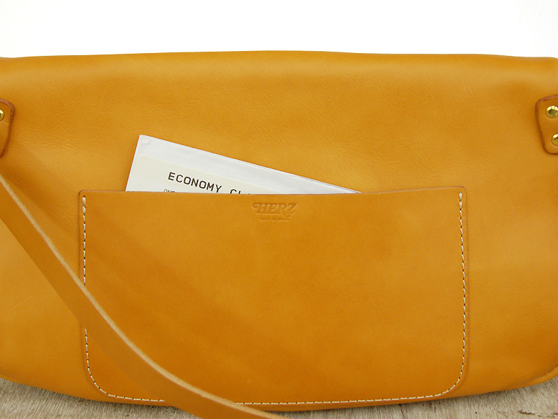 ファスナーボディバッグ　背面ポケット