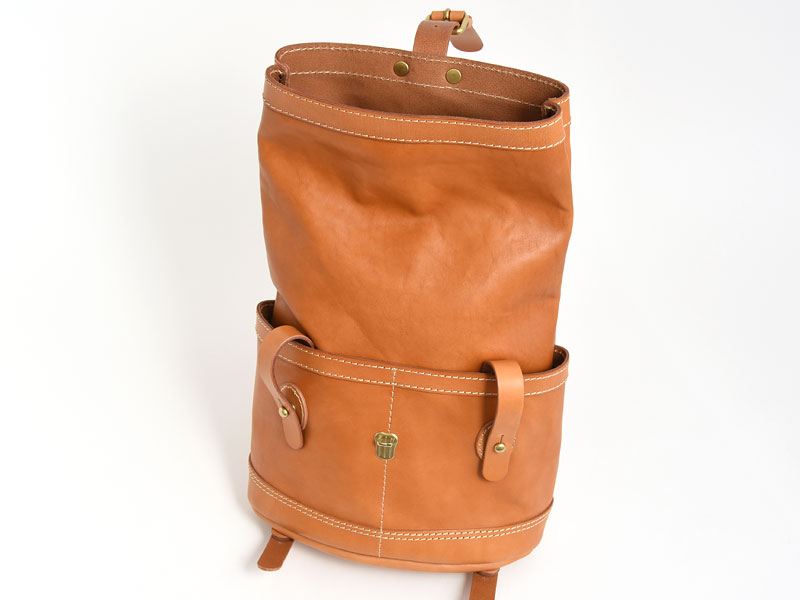 ユニークデザインが目を惹くダブルポケットのおじぎリュック / 革鞄の