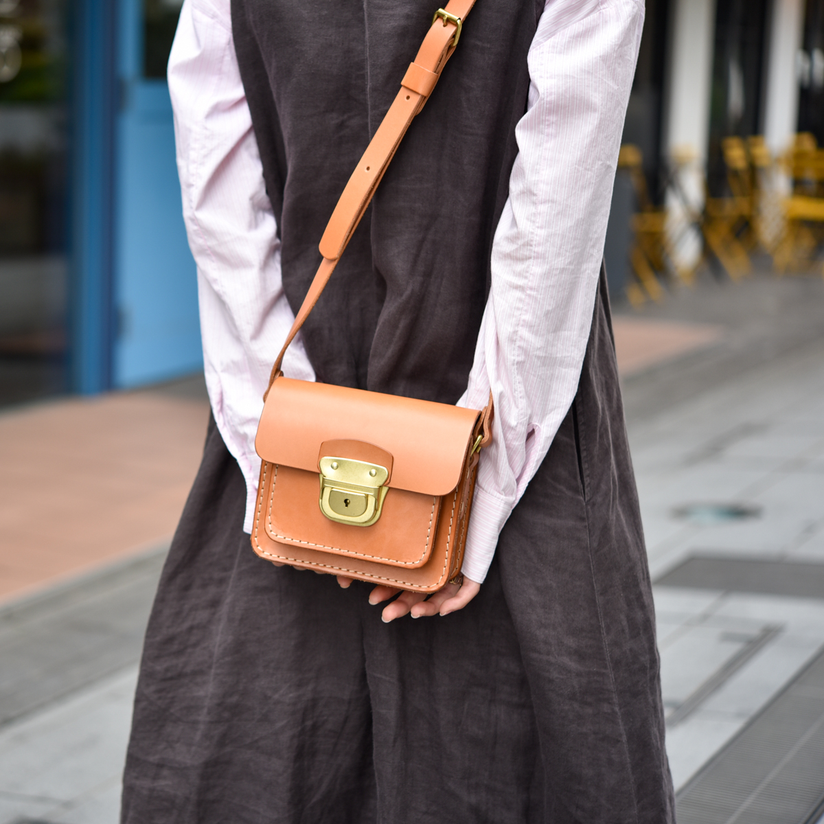 差し込み錠が映える本革ミニショルダーバッグ / 革鞄のHERZ(ヘルツ