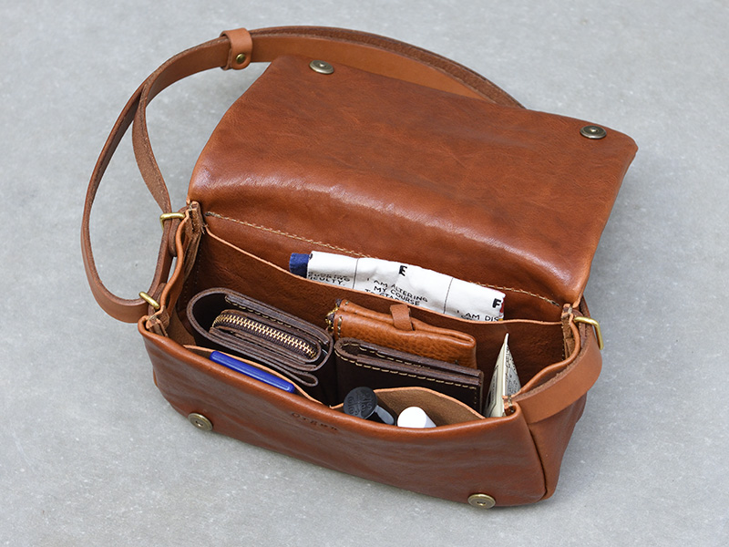 薄くて軽いスリムタイプの本革ボディバッグ / 革鞄のHERZ(ヘルツ)公式通販