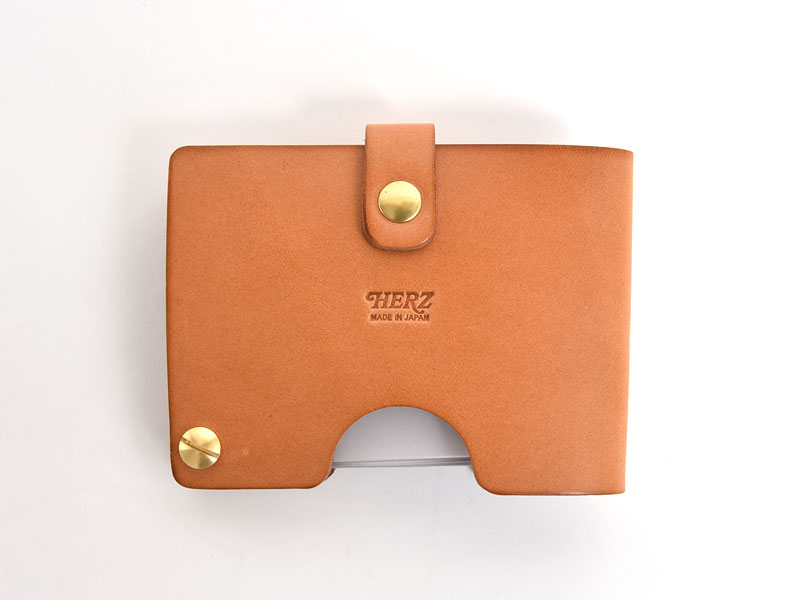 取り出す仕草も様になる革のスライド式カードケース / 革鞄のHERZ