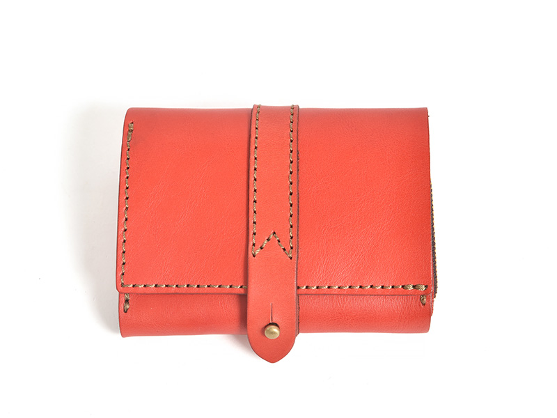 手に収まりやすいミドルサイズのおめかしウォレット / 革鞄のHERZ