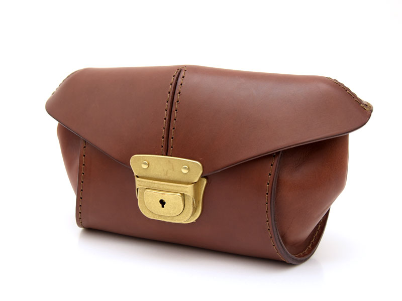 ハードレザーで立体フォルムを形成した2wayウエストボディバッグ / 革