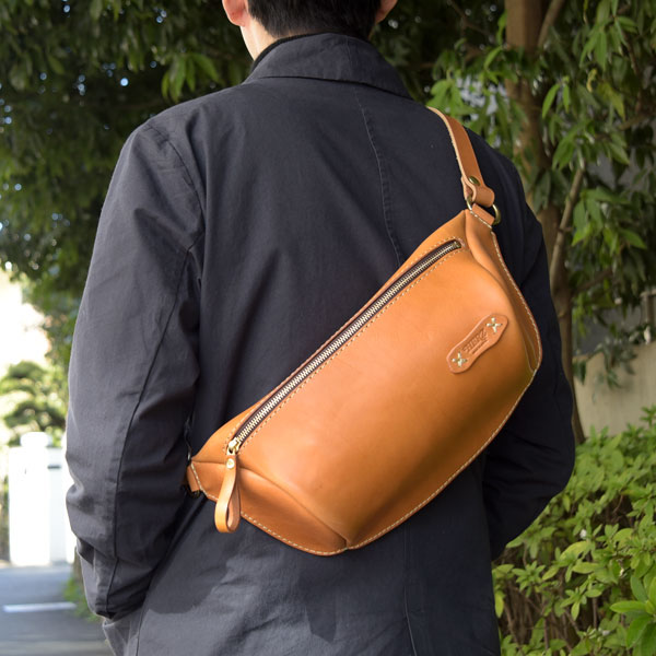 メンズ・レディース問わず人気の横型レザーボディバッグ / 革鞄