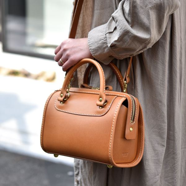 レディースにおすすめしたい軽めのミニボストンバッグ / 革鞄のHERZ