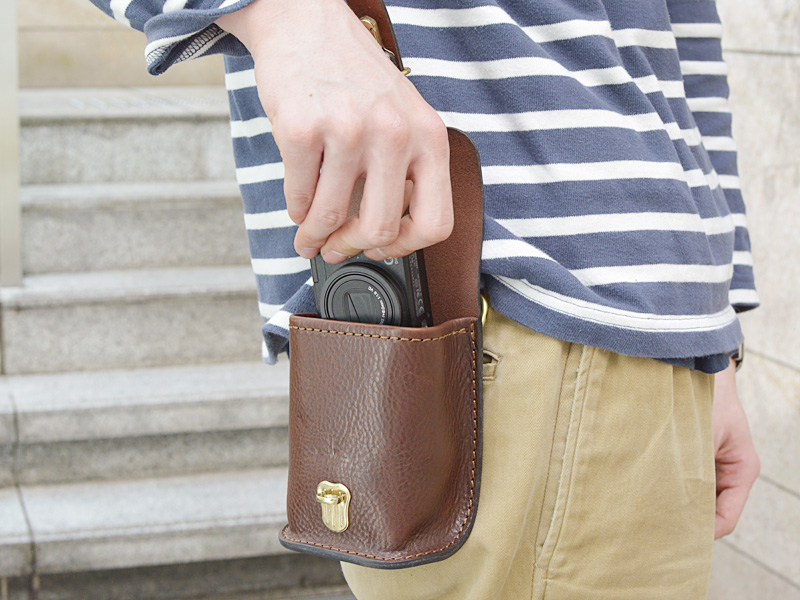 鞄を持たないメンズスタイル向きのボックス型ベルトポーチ / 革鞄の