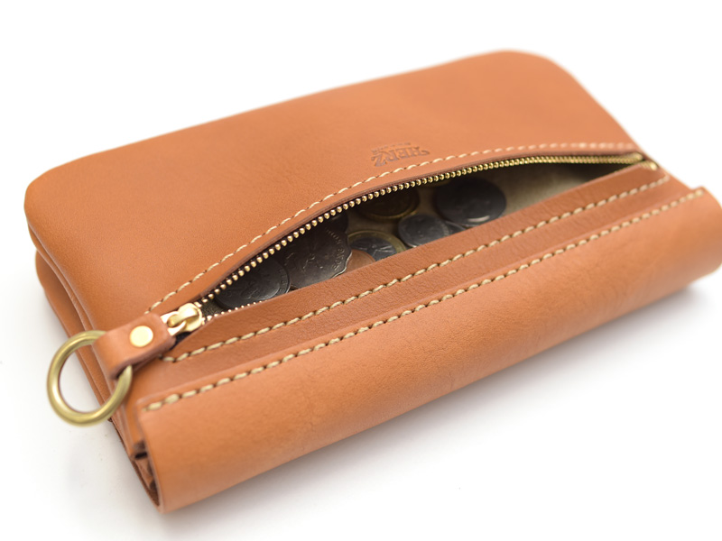 航空券やパスポートも収納できる旅行に最適なトラベルウォレット / 革