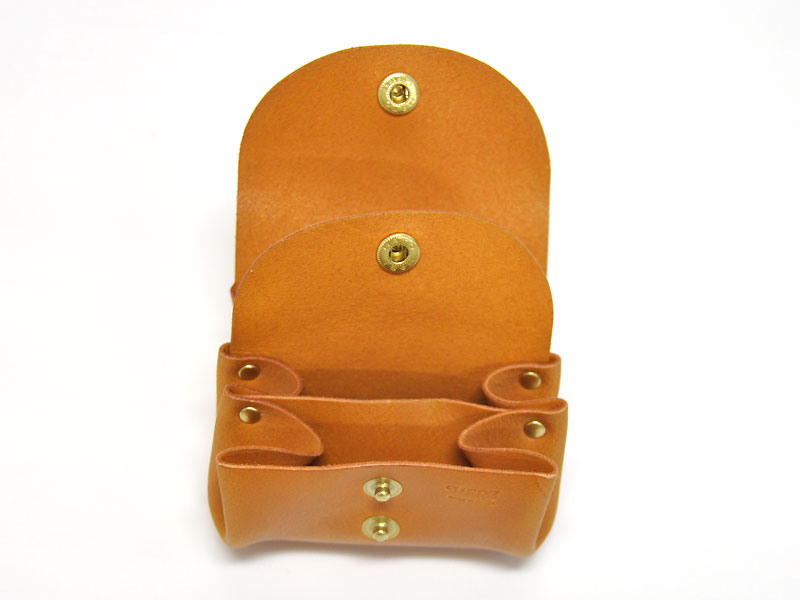 ジャバラマチで大きく開くふっくらフォルムの小銭入れ / 革鞄のHERZ