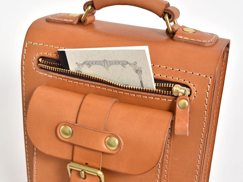 立体ポケットが付いたハードレザーの2wayショルダーバッグ / 革鞄の