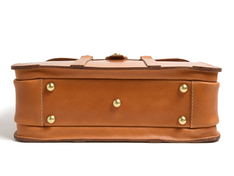 荷物が多いビジネスマンにおすすめの3部屋ダレスバッグ / 革鞄のHERZ