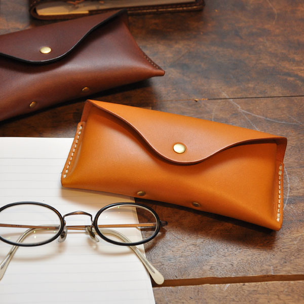 革で眼鏡を包み込むマグネット留めの本革メガネケース / 革鞄のHERZ