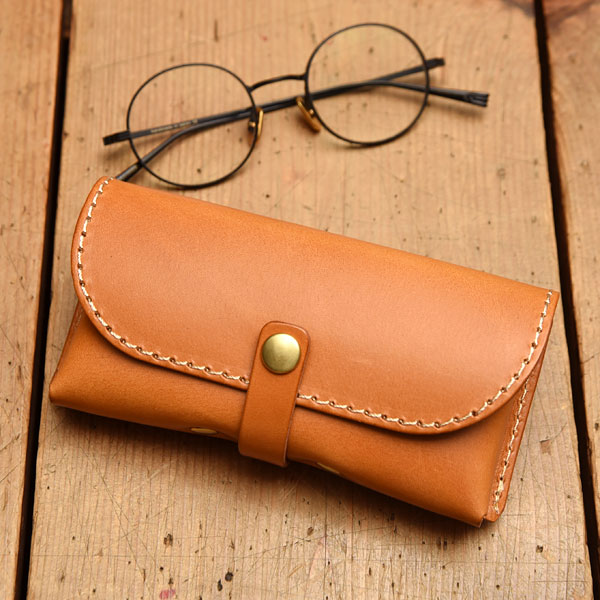 革の経年変化を楽しめるベルト留めの眼鏡(メガネ)ケース / 革鞄のHERZ