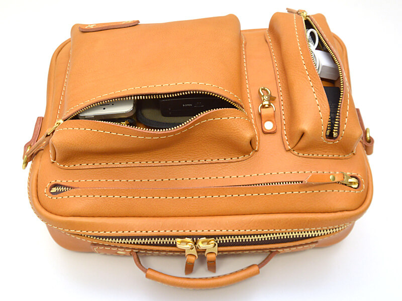 多機能ポケットが特徴のソフトレザー2wayショルダーバッグ / 革