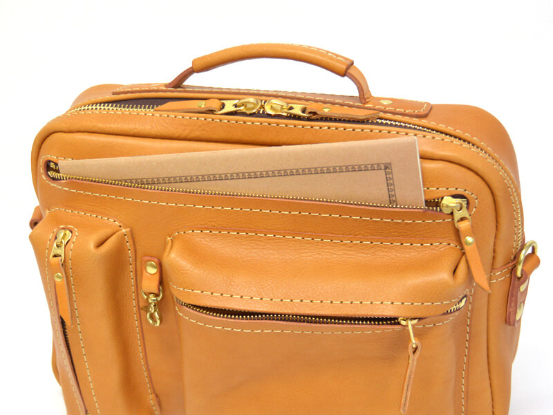 多機能ポケットが特徴のソフトレザー2wayショルダーバッグ / 革鞄の