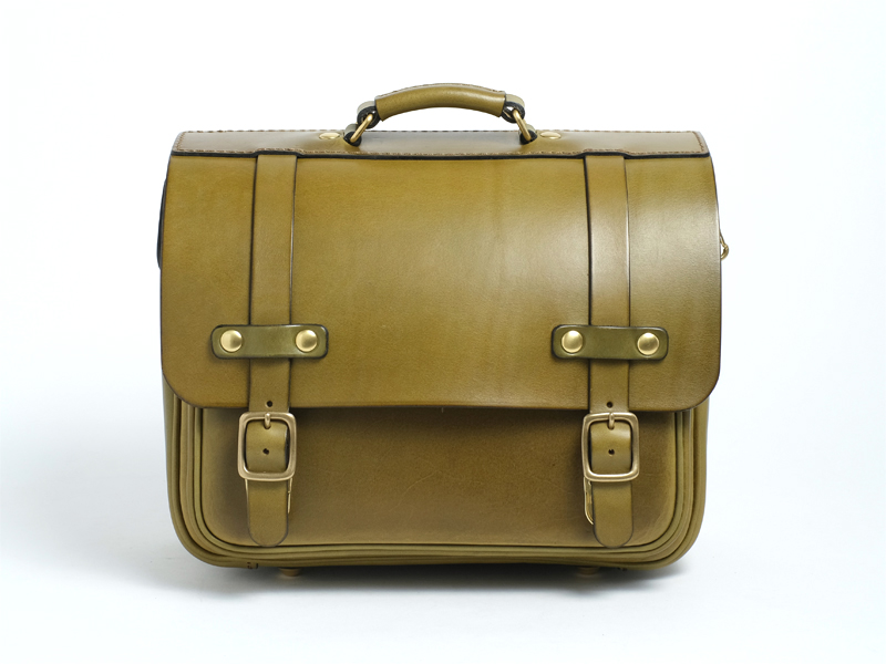 大人のランドセルとしても使えるクラシックな横型鞄 / 革鞄のHERZ