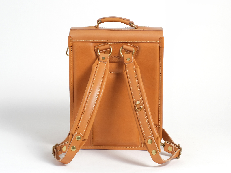 大人も背負える本革の縦型ランドセルはHERZでも一番人気 / 革鞄のHERZ