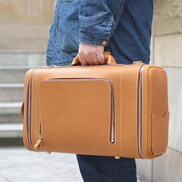 珍しい三部屋構造で旅先でも個性が光る箱型ボストンバッグ / 革鞄の