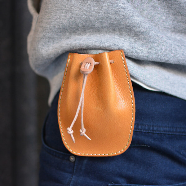 小間物をまとめるのに便利なソフトレザー巾着型ベルトポーチ / 革鞄の