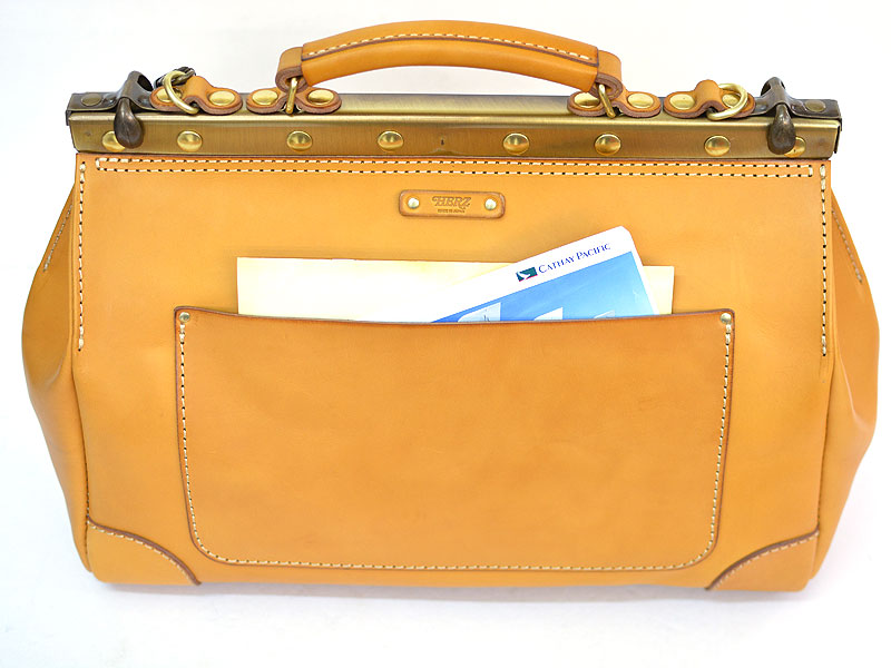 ガレージに置く道具入れをイメージした革製ボストンバッグ / 革鞄の