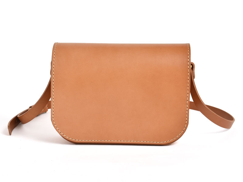 マグネットで留めるシンプルな総かぶせレザーポシェット / 革鞄のHERZ