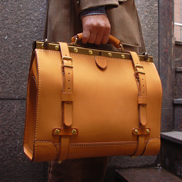 クラシックフレームで作るワイドマチのビジネスキットバッグ / 革鞄の