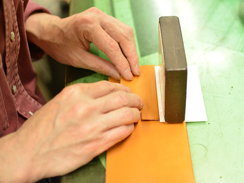 二つ折り財布　製作風景2